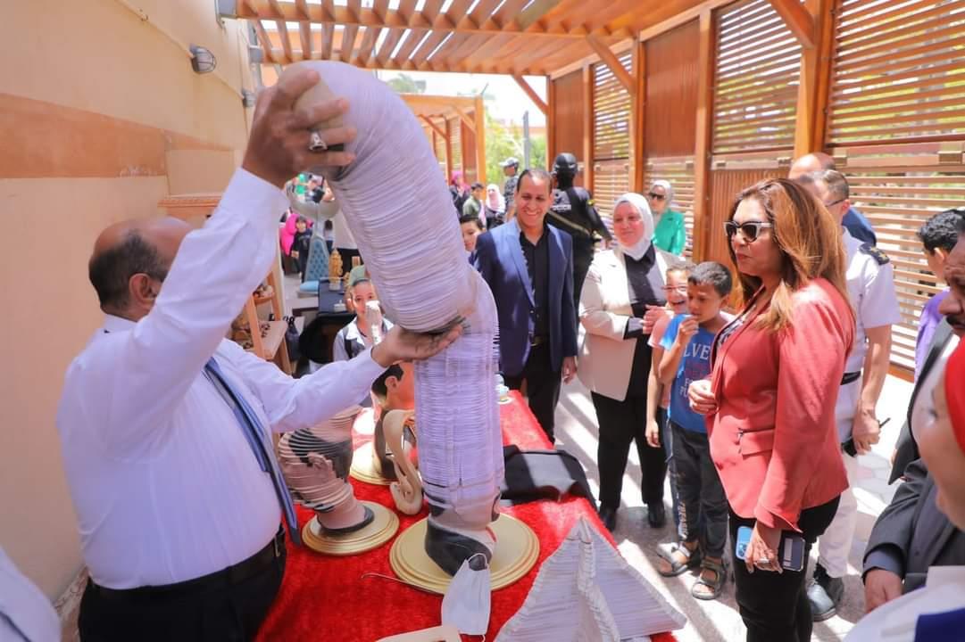 محافظ دمياط والسفير الريدى يدشنان المكتبة المتنقلة