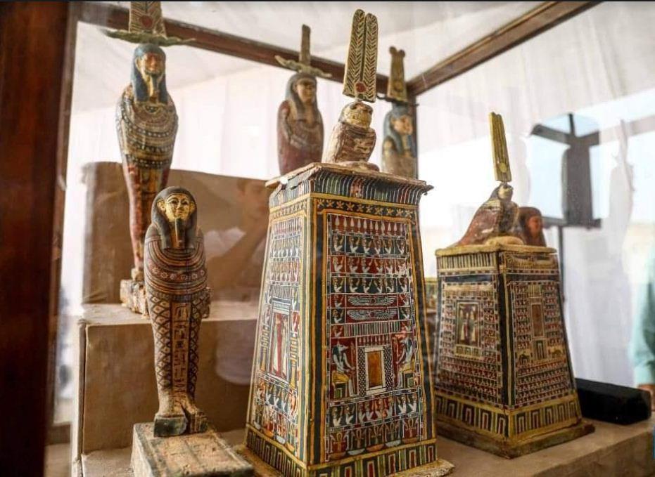 د.مصطفى وزيري مع تابوت خشبي من العصر الدولة الحديثة
