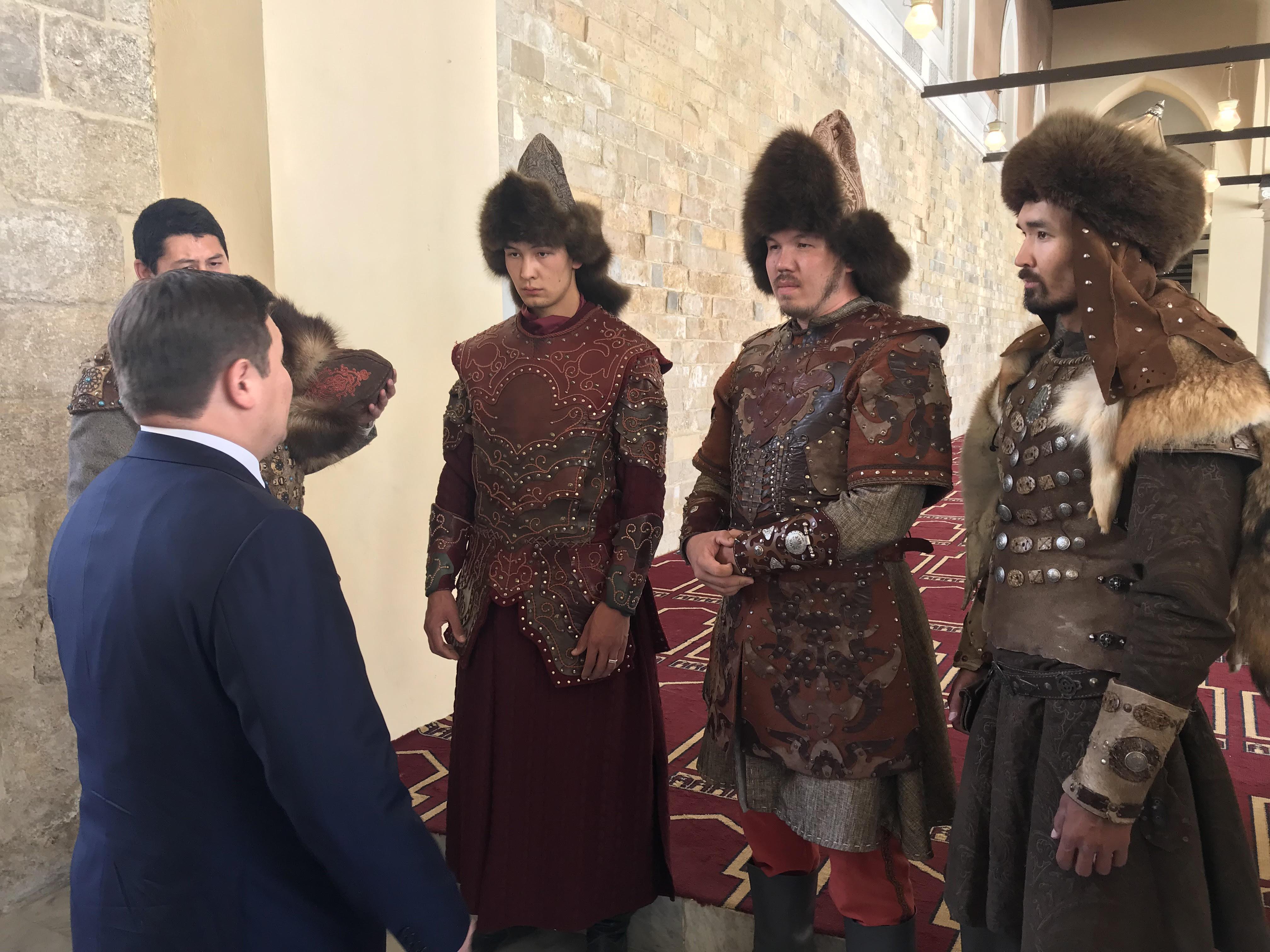 بملابس الظاهر بيبرس .. كازاخستانيين يظهرون في  افتتاح مسجدة بالقاهرة