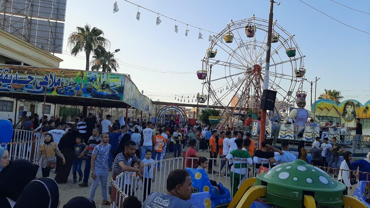 توافد كبير على حديقة الحيوان وحديقتي صنعاء والأسرة والطفولة