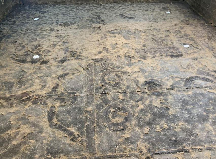  أعمال تنظيف الجزء الأخير  من سقف معبد إسنا تظهر المزيد من ألوانه الأصلية