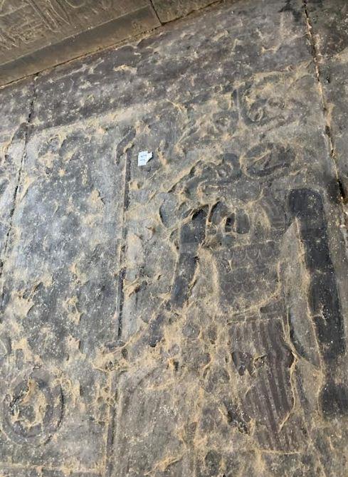  أعمال تنظيف الجزء الأخير  من سقف معبد إسنا تظهر المزيد من ألوانه الأصلية