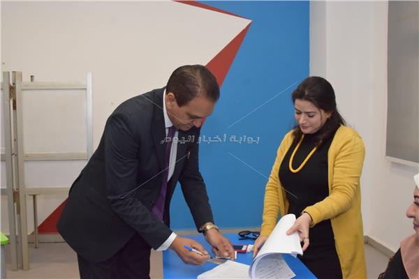 وزير شئون المجالس النيابية يدلي بصوته
