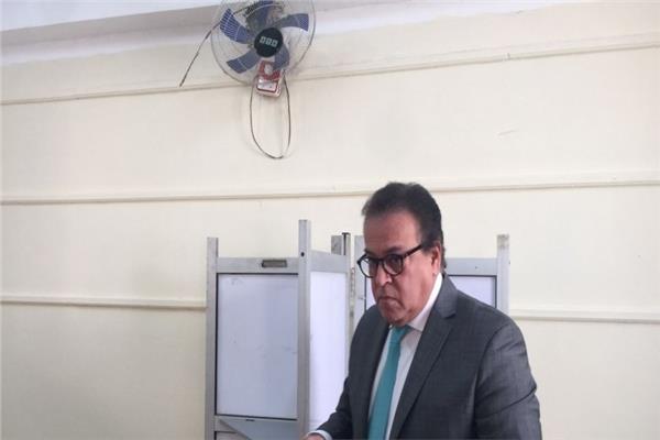 وزير الصحة أثناء التصويت بانتخابات الرئاسة