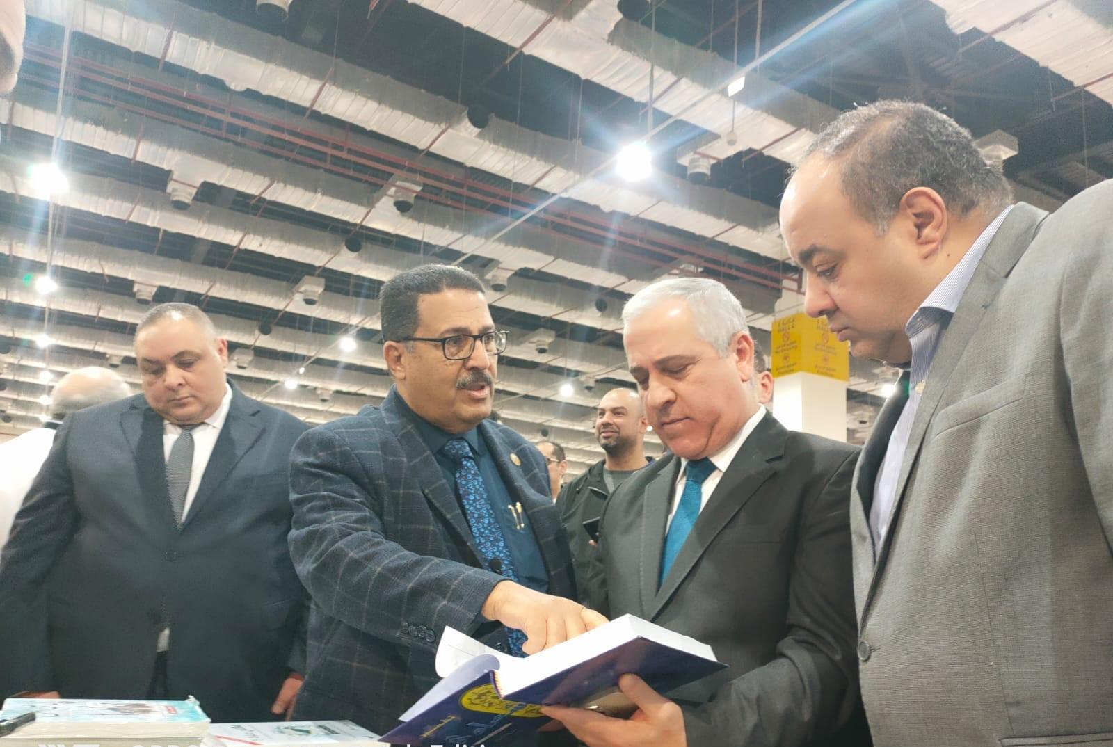 رئيس الوطنية للصحافة في معرض الكتاب