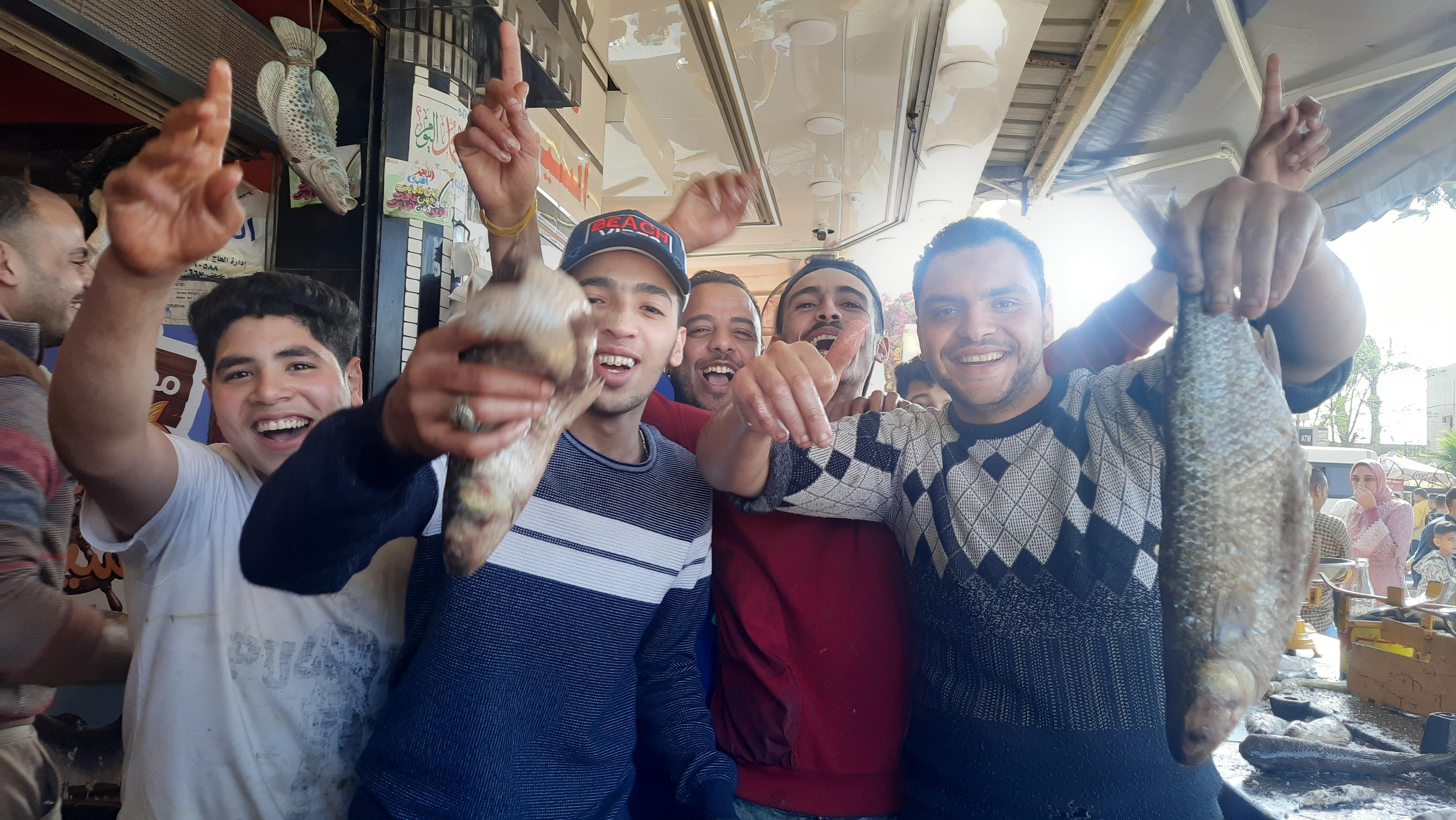 تزاحم على محلات بيع الفسيخ بدسوق