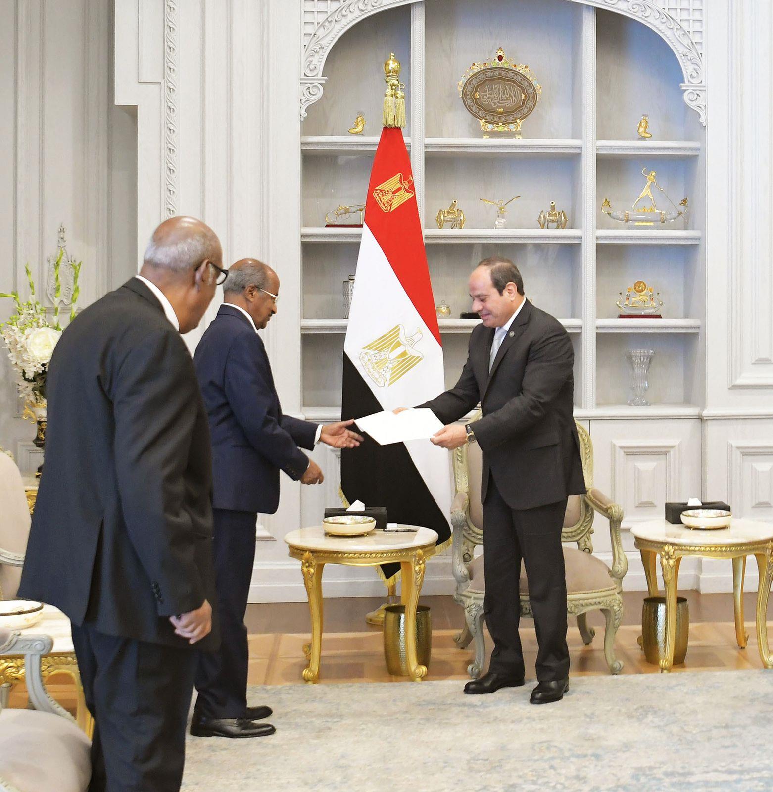  وزير الخارجية الإريتري يسلم السيسي رسالة خطية