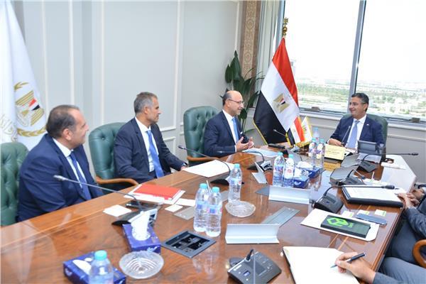 وزير التموين خلال لقاءه بمثثلي احدى الشركات