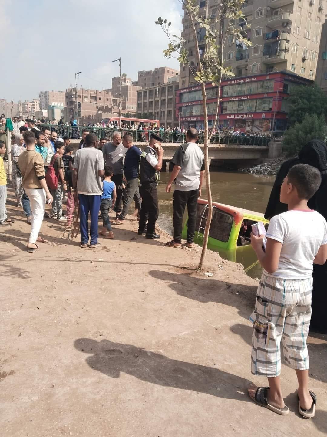 لحظة سقوط أتوبيس في ترعة الرقاوية بشبرا