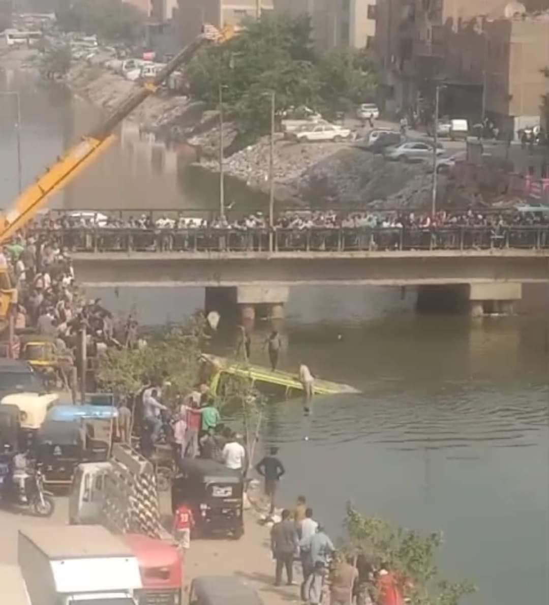 لحظة سقوط أتوبيس في ترعة الرقاوية بشبرا