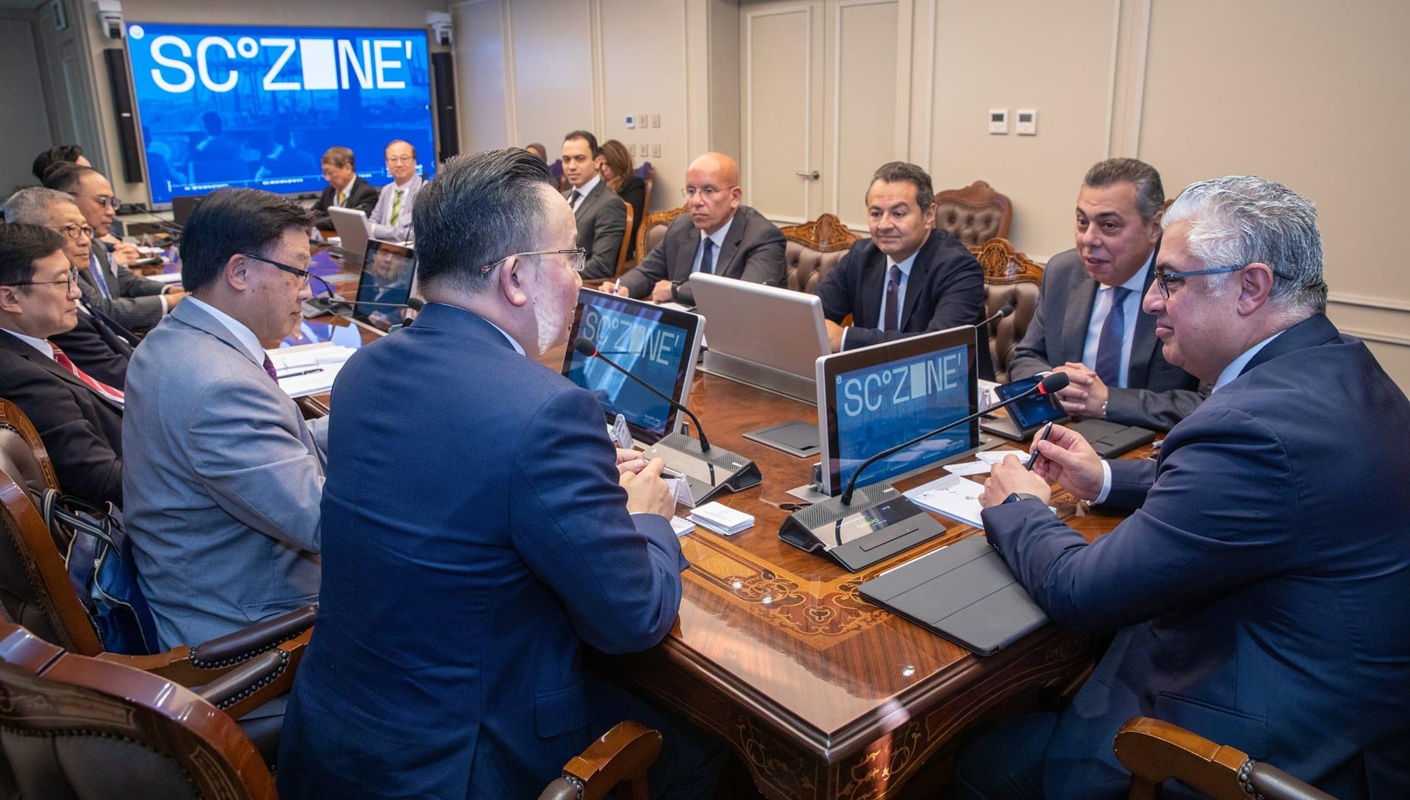 جانب من لقاء رئيس اقتصادية قناة السويس مع وفد هونج كونج