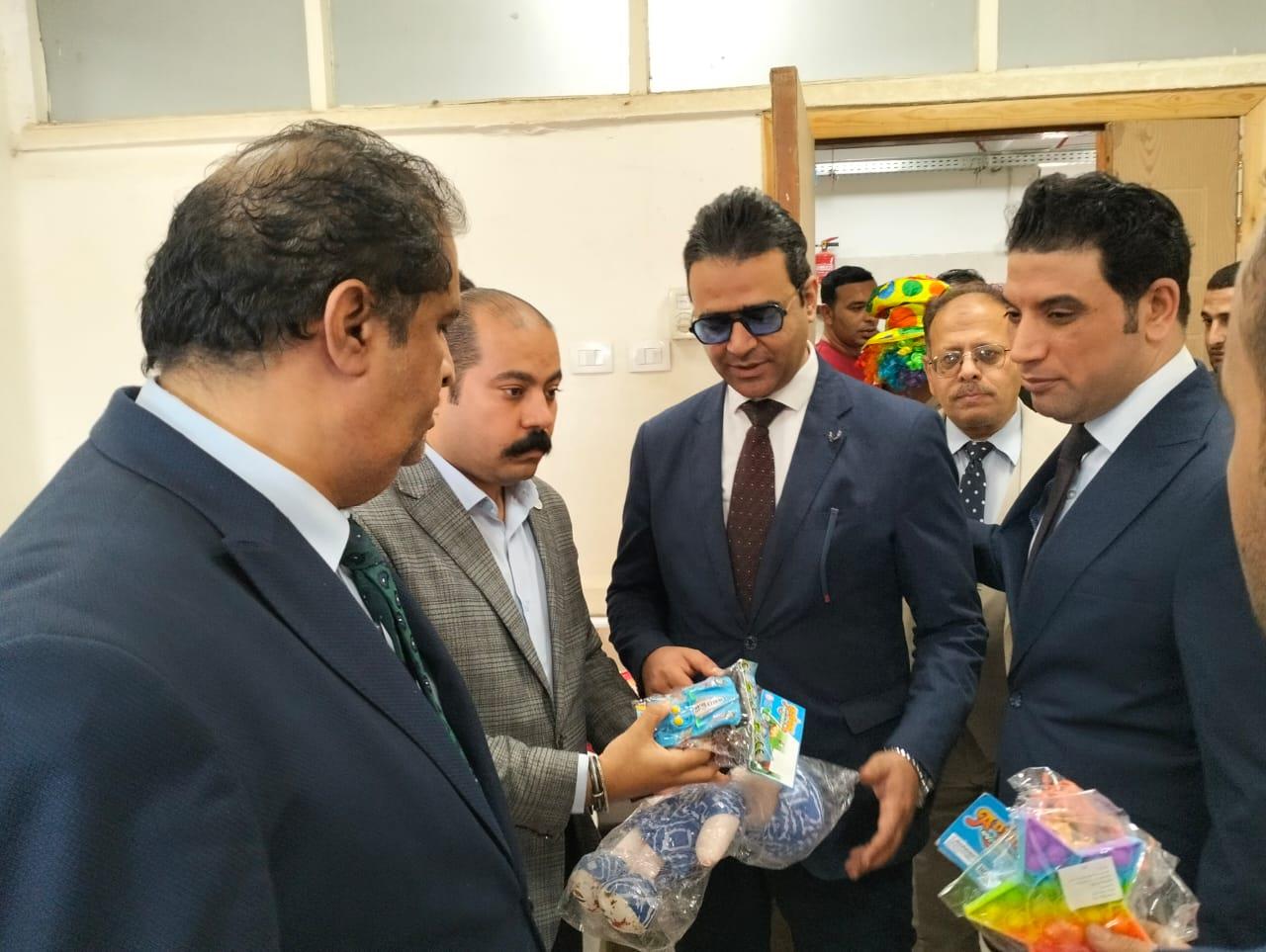 نائب محافظ سوهاج يوزع الهدايا على الأطفال المرضى بالمستشفى العام