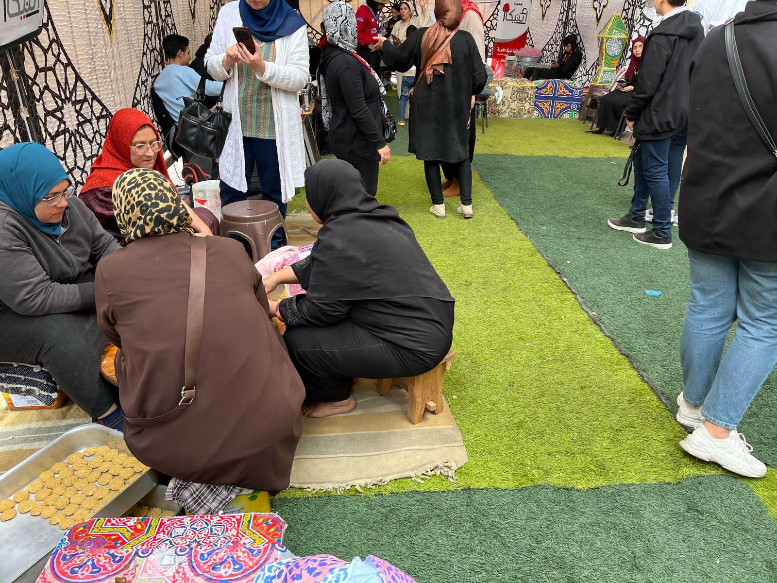  سيدات من الإسكندرية يخبزن وينقشن كعك العيد في الشارع بملابس تراثية