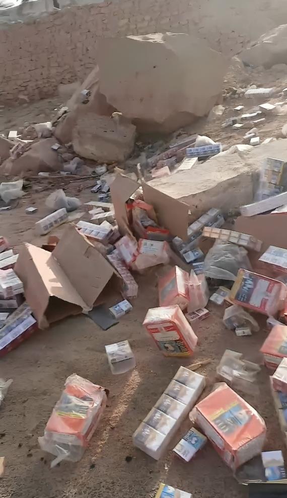  أهالى أسوان يتسارعون فى مساعدة سائق انقلبت سيارته 
