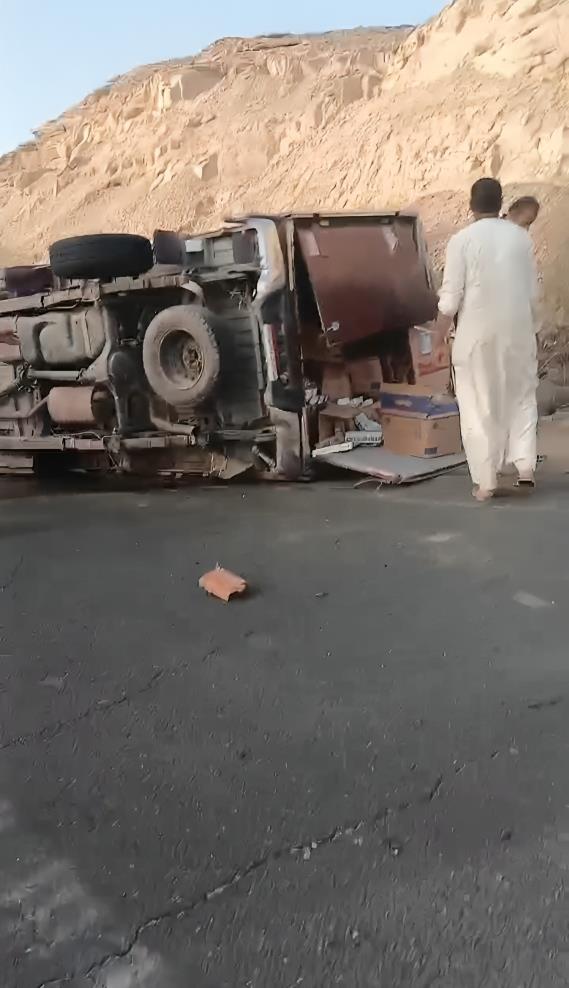  أهالى أسوان يتسارعون فى مساعدة سائق انقلبت سيارته 