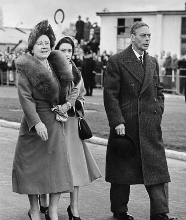 الملك جورج السادس، والملكة إليزابيث، ووجهة مارغريت في عام 1952