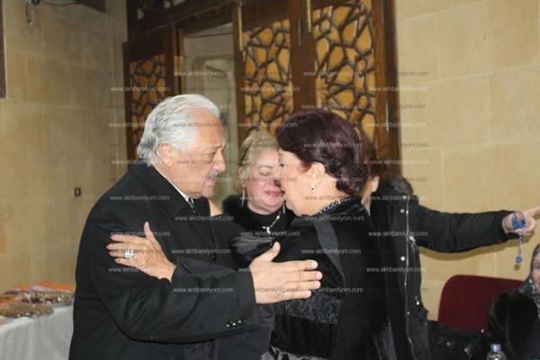 نجوم الفن في عزاء شقيقة رجاء الجداوي 
