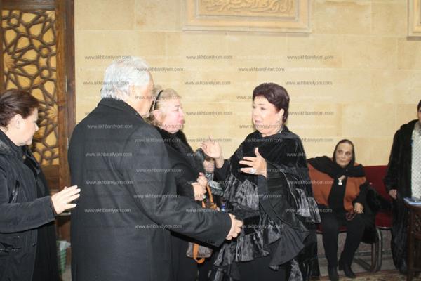 نجوم الفن في عزاء شقيقة رجاء الجداوي 