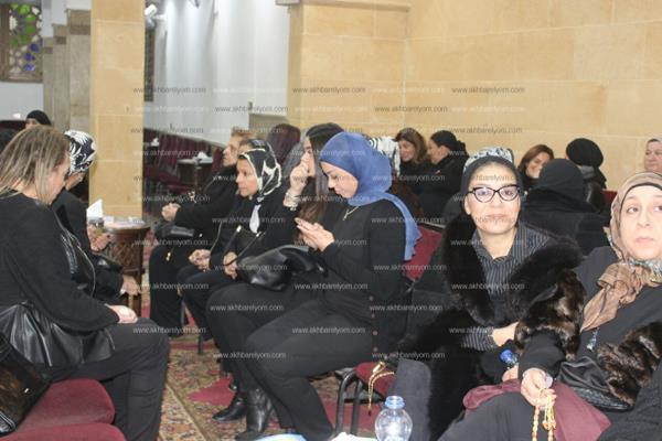 نجوم الفن في عزاء شقيقة رجاء الجداوي 