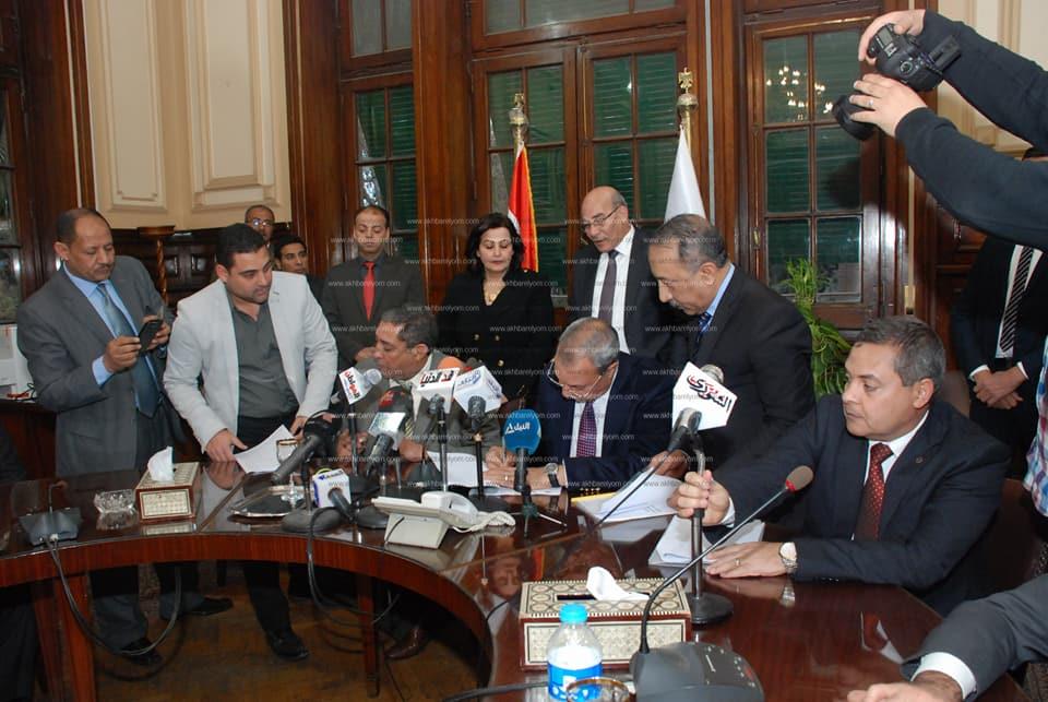 توقيع 4 عقود لإقامة 5 مشروعات للإنتاج الداجني بين "الزراعة" و"قنا"
