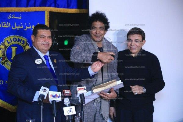 تكريم محمد منير بحفل «ليونز النيل»