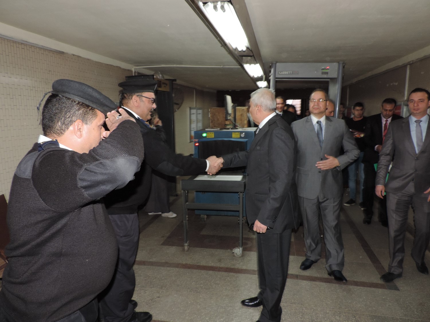 مدير الإدارة العامة لشرطة النقل والمواصلات يتفقد الخدمات الأمنية ويهنئ الضباط بعيد الشرطة