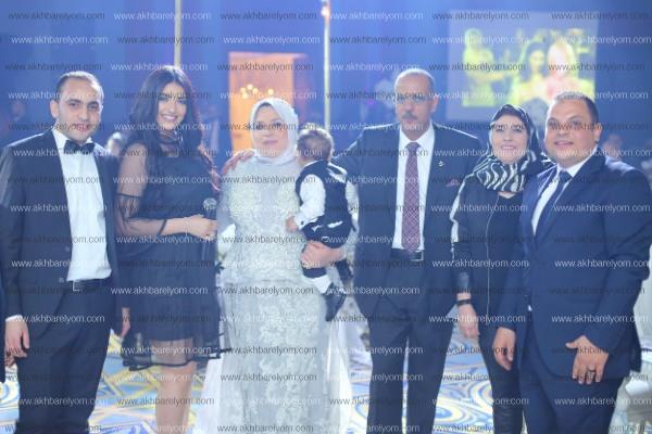 شيرين يحيى تغني «3 دقات وألعب يالا» بزفاف «حسام ونورا»