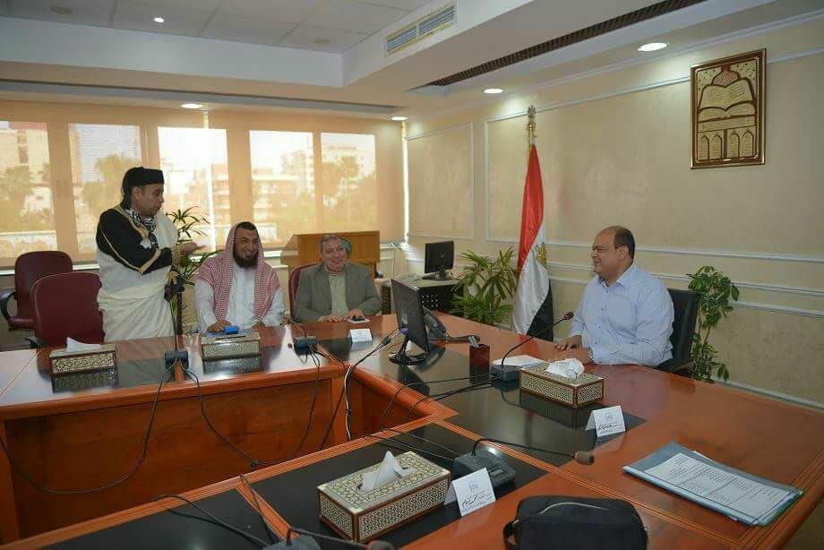 بعد خلاف دام لاكثر من عشرين عام محافظ مطروح ينجح فى انهاء النزاع بين عائلة الحفيان ابوزيد.. 