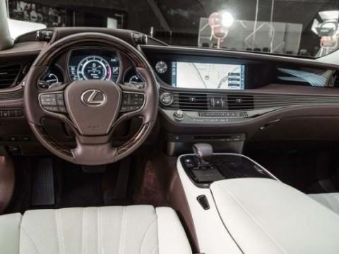 سيارتين لكزس  LS500 السيدان الفاخرة و LX570 رباعية