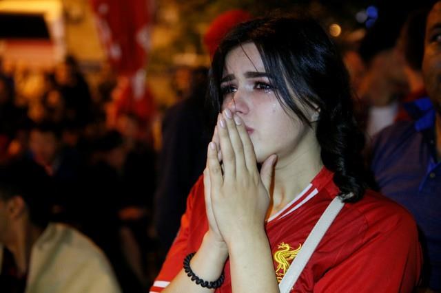دموع جماهير ليفربول بعد خسارة دوري أبطال أوروبا