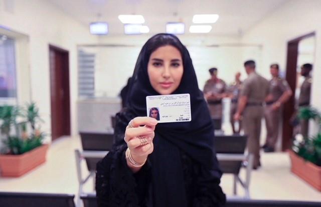 تسلم أول امرأة سعودية لرخصة قيادة