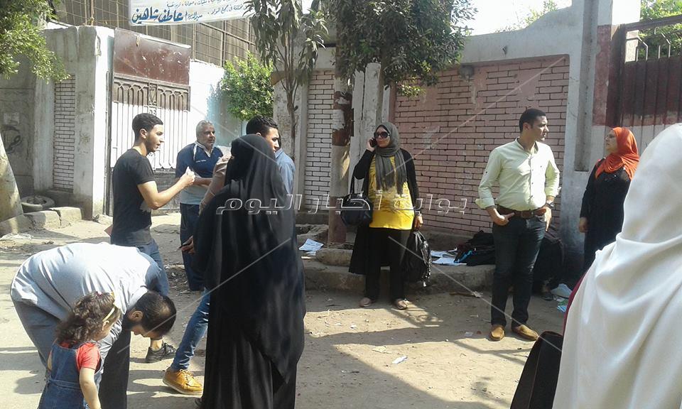 صور.. أولياء الأمور يواصلون الانتظار على الأرصفة للاطمئنان على أبنائهم