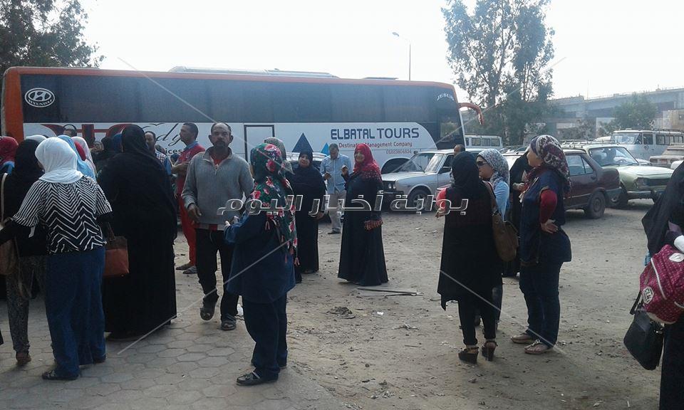 صور.. أولياء الأمور يواصلون الانتظار على الأرصفة للاطمئنان على أبنائهم