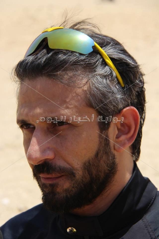 «بكرسي متحرك وجناحين».. أسامة كمشاد يحلق بجوار قمة خوفو