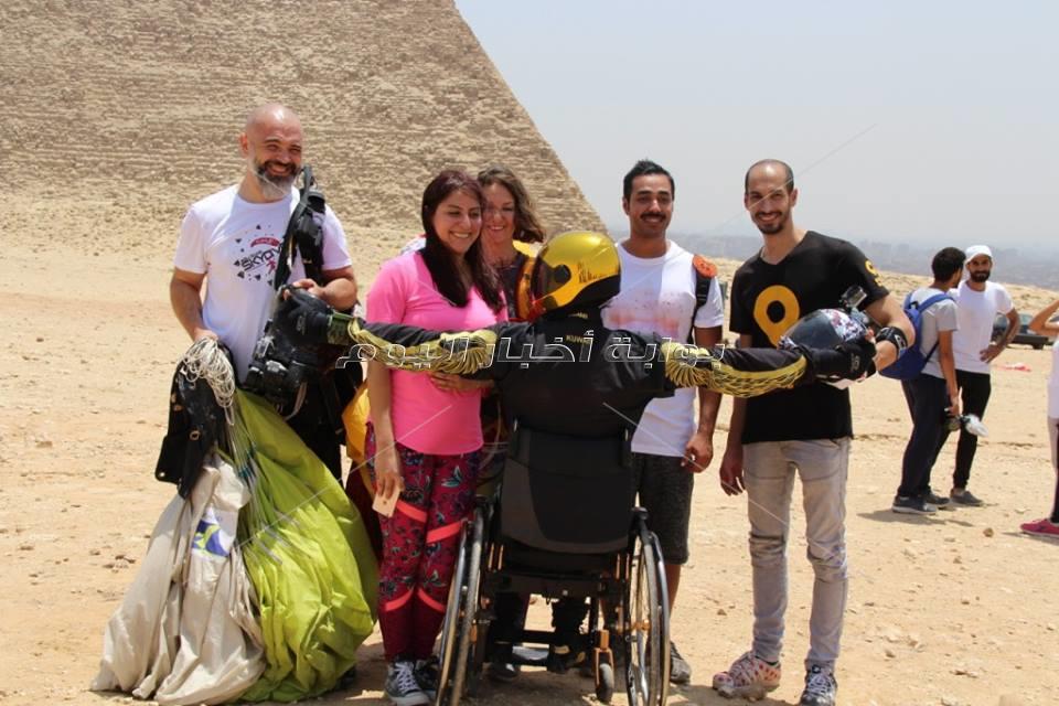 «بكرسي متحرك وجناحين».. أسامة كمشاد يحلق بجوار قمة خوفو