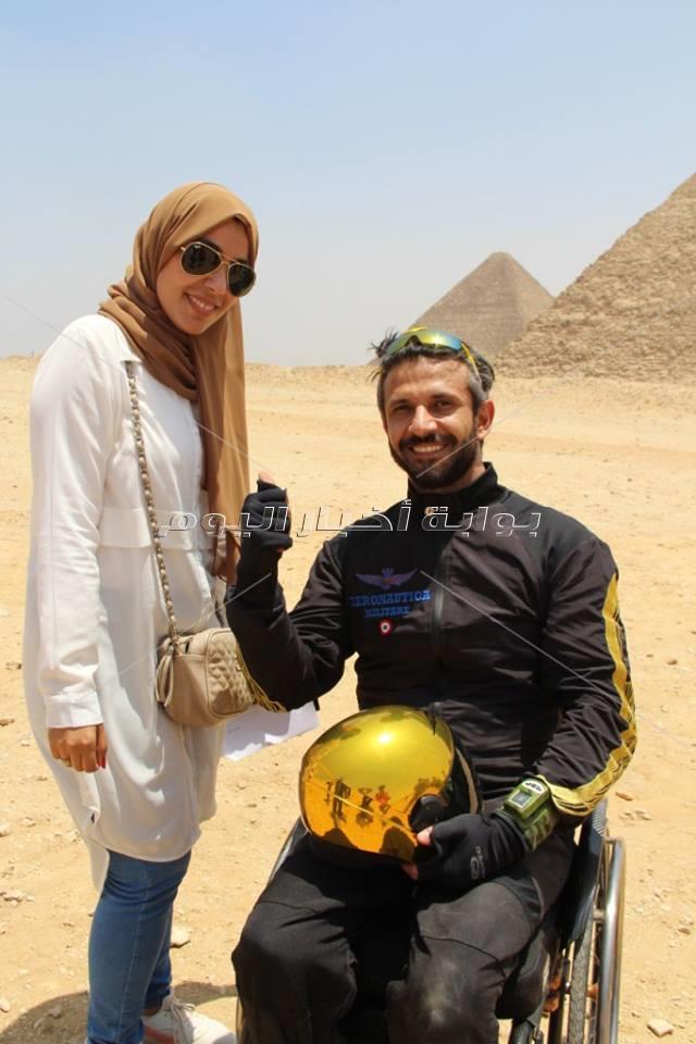 «بكرسي متحرك وجناحين».. أسامة كمشاد يحلق بجوار قمة خوفو
