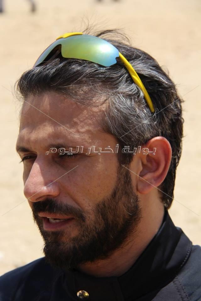 «بكرسي متحرك وجناحين».. أسامة كمشاد يحلق بجوار قمة خوفو