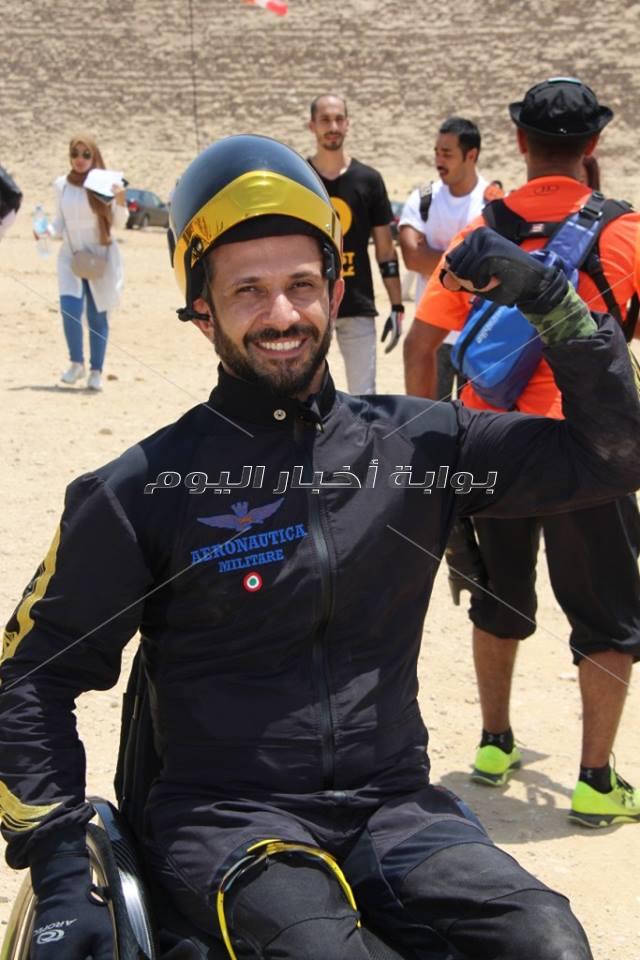 «بكرسي متحرك وجناحين».. أسامة كمشاد يحلق بجوار قمة خوفو