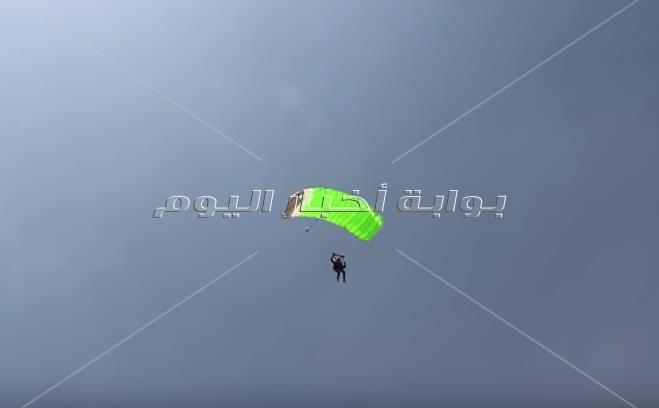 «بكرسي متحرك وجناحين».. أسامة كمشاد يحلق بجوار قمة خوفو