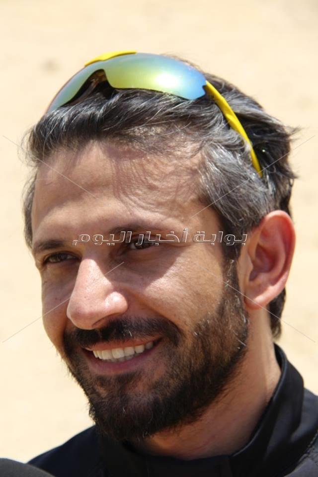 «بكرسي متحرك وجناحين».. أسامة كمشاد يحلق بجوار قمة خوفو
