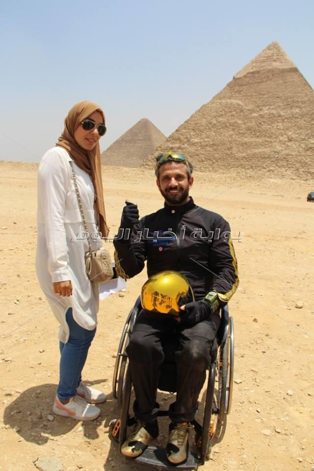 «بكرسي متحرك وجناحين».. أسامة كمشاد يحلق بجوار قمة خوفو