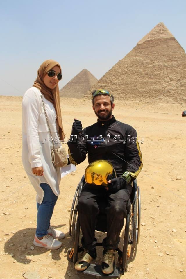 «بكرسي متحرك وجناحين».. أسامة كمشاد يحلق بجوار قمة خوفو