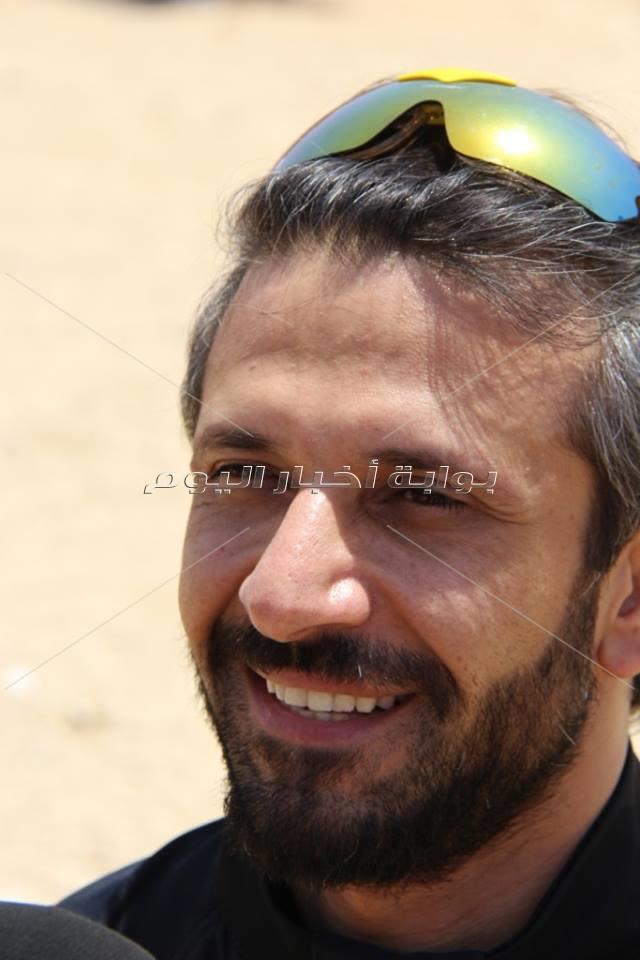 «بكرسي متحرك وجناحين».. أسامة كمشاد يحلق بجوار قمة خوفو
