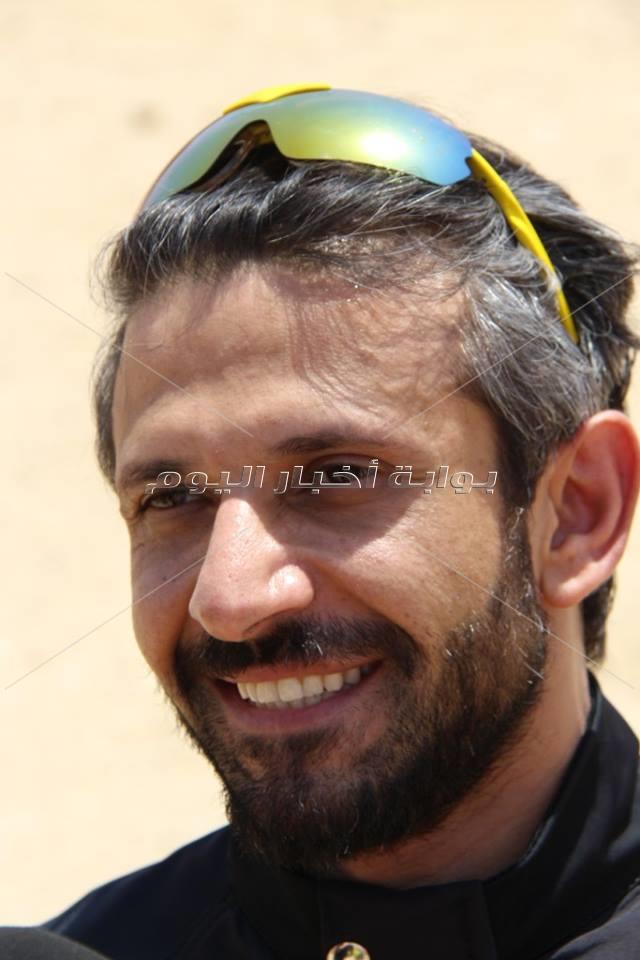 «بكرسي متحرك وجناحين».. أسامة كمشاد يحلق بجوار قمة خوفو