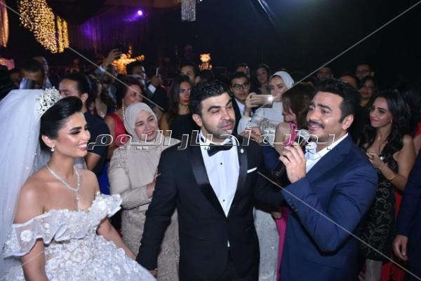 فنانون ورياضيون يحتفلون بزفاف فرح علي.. وتامر حسني يُشعل الحفل