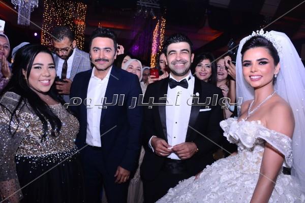 فنانون ورياضيون يحتفلون بزفاف فرح علي.. وتامر حسني يُشعل الحفل