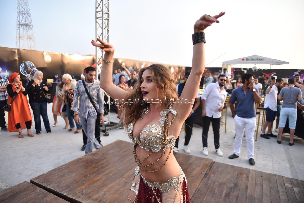 حمادة مجدي يُغني.. وأنستاسيا ترقص بحفل «club xS»