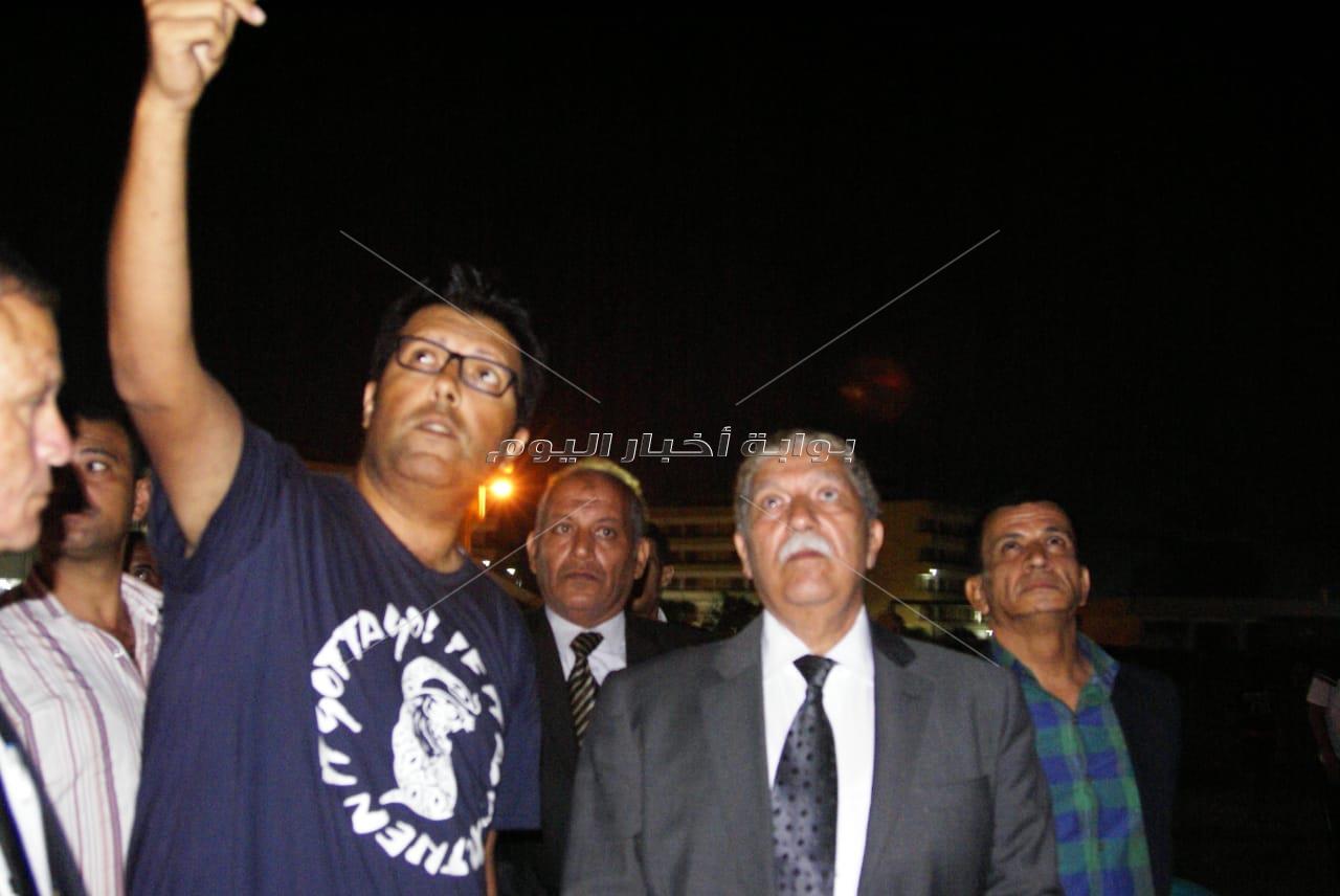 بالصور ... محافظ الاسماعيلية يشارك المواطنين رصد ظاهرة خسوف القمر 