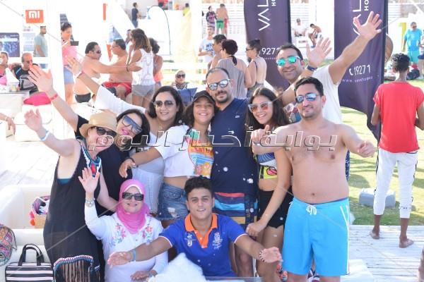 جوهرة ترقص على أنغام شحتة كاريكا في «وايت بيتش»