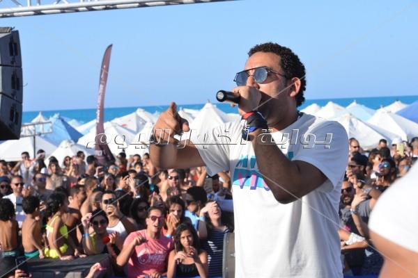 جوهرة ترقص على أنغام شحتة كاريكا في «وايت بيتش»